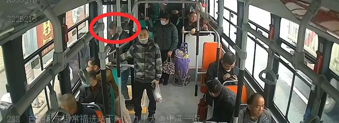 醉酒乘客下错站 公交司机：到站我叫你 扶你下车_https://www.izongheng.net_影像记录_第1张